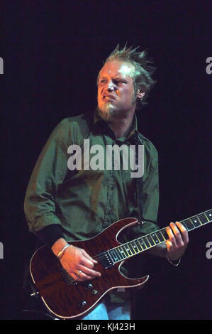 WEST PALM BEACH, FLORIDE - Décembre 08 : nomination pour meilleur groupe pop/rock cette année à l'American Music Awards, 3 Doors Down (Brad Arnold, chant ; Matt Roberts, guitare ; Todd Harrell, basse et Chris Henderson, guitare. ) Se produit en concert à l'Amphithéâtre de judicieux conseils, à West Palm Beach en Floride le 08 décembre, 2005 Les gens : Matt Roberts Banque D'Images