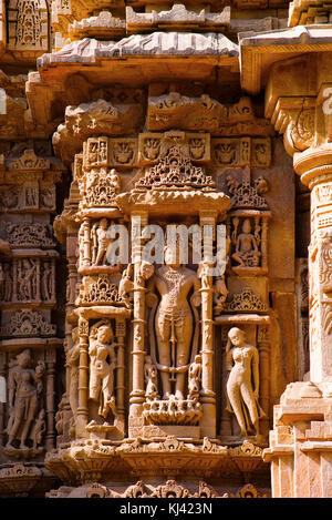 Sculpture de détails sur le mur extérieur du Temple du Soleil. Village de Modhera, district de Mehsana, Gujarat, Inde Banque D'Images