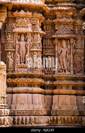 Sculpture de détails sur le mur extérieur du Temple du Soleil. Village de Modhera, district de Mehsana, Gujarat, Inde Banque D'Images