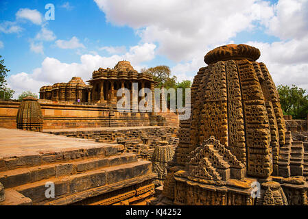 Petits sanctuaires et marches pour atteindre le fond du réservoir et le Temple du Soleil. Village de Modhera, district de Mehsana, Gujarat, Inde Banque D'Images