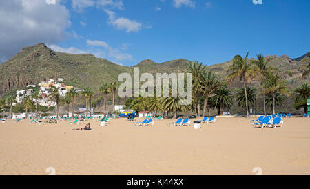 Playa teresitas bei San Andres, schoenster beruehmtester strand und auf teneriffa, wurde in den Jahren mit 70-ziger hellgelben aus der Sahara sable kue Banque D'Images