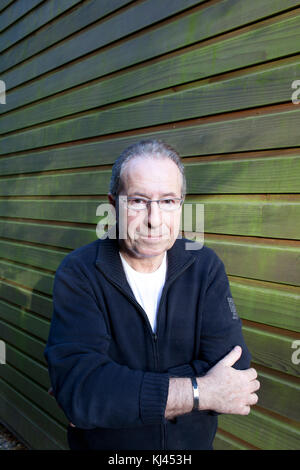 Auteur Peter James à son domicile près de Brighton. Banque D'Images