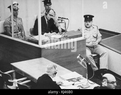 Une image historique montrant Adolf Eichmann prenant des notes pendant son procès. Eichmann, figure clé de l'Holocauste, a été jugé pour crimes de guerre en Israël en 1961. Banque D'Images