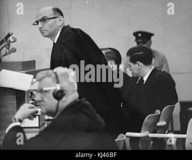 Gideon Hausner, le procureur israélien, et Robert Servatius, l’avocat de la défense, sont photographiés au procès Eichmann, qui s’est tenu en 1961. Le procès a été un moment important de l'histoire, se concentrant sur les crimes d'Adolf Eichmann pendant l'Holocauste. Banque D'Images