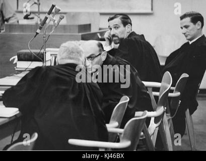 Gideon Hausner consulte Robert Servatius pendant l'Eichmann-Trial USHMM No 65269 Banque D'Images