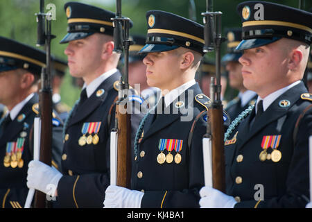 Le lieutenant général Mahmoud Freihat, chef d'état-major général de l'armée, la Jordanie participe à une armée tous les honneurs Wreath-Laying sur la Tombe du Soldat inconnu (35792345130) Banque D'Images