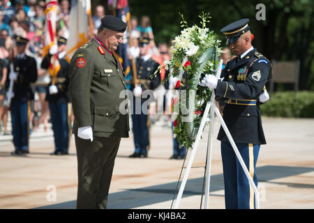 Le lieutenant général Mahmoud Freihat, chef d'état-major général de l'armée, la Jordanie participe à une armée tous les honneurs Wreath-Laying sur la Tombe du Soldat inconnu (36049486061) Banque D'Images