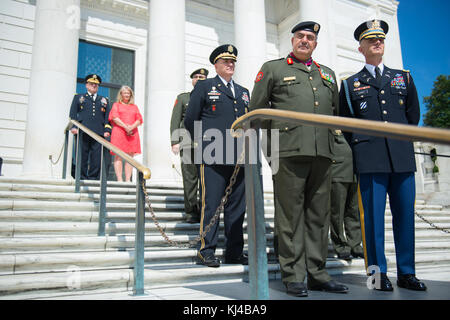 Le lieutenant général Mahmoud Freihat, chef d'état-major général de l'armée, la Jordanie participe à une armée tous les honneurs Wreath-Laying sur la Tombe du Soldat inconnu (36141540446) Banque D'Images