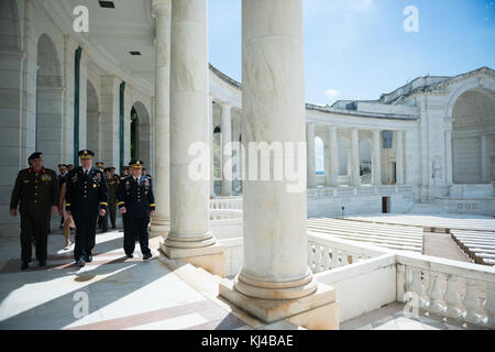 Le lieutenant général Mahmoud Freihat, chef d'état-major général de l'armée, la Jordanie participe à une armée tous les honneurs Wreath-Laying sur la Tombe du Soldat inconnu (36049605551) Banque D'Images