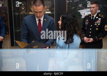 Son Excellence Monsieur Mihai Fifor, Ministre roumain de la Défense nationale, les Forces armées participent à un Wreath-Laying avec spécialisation complète sur la Tombe du Soldat inconnu, dans le cadre de sa visite officielle aux États-Unis (37332772755) Banque D'Images