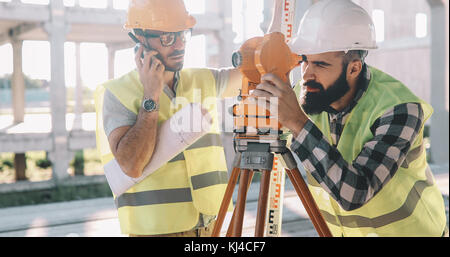 Portrait de la construction ingénieurs travaillant sur chantier Banque D'Images