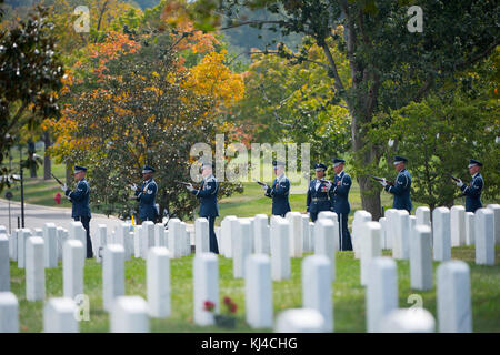 Tous les honneurs Funérailles du U.S. Air Force Le Colonel Robert Anderson au cimetière national d'Arlington (36869681553) Banque D'Images