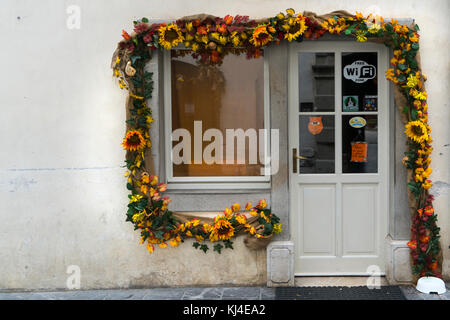 Décorations florales dans une boutique à Venzone, Friuli, Italie Banque D'Images