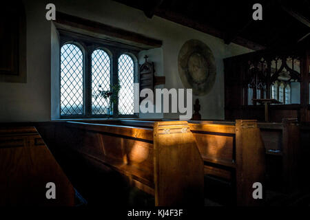 Lumière tombant sur les ragoûts à l'église Saint-Michel et All Angels dans le village de Hawkshead, Cumbria Banque D'Images