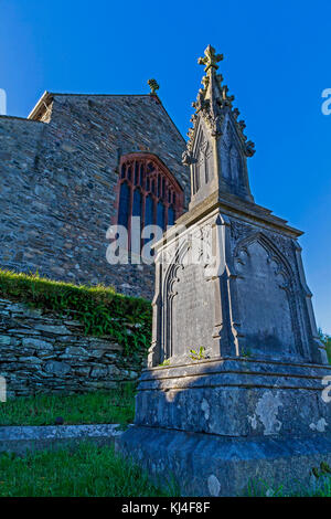 Sépulture de berger à l'extrémité est de l'église Saint-Michel et de toutes les Anges, Hawkshead, Cumbria, Angleterre Banque D'Images