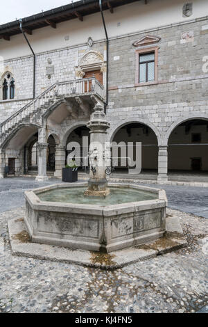 Vue sur les rues de la vieille ville de Venzone, Friuli, Italie Banque D'Images