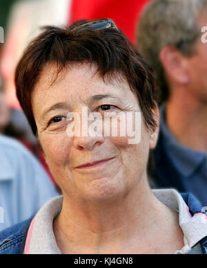 Arlette Laguiller est une femme politique française, connue pour sa direction au sein du parti de la lutte ouvrière et sa candidature à la présidentielle aux élections françaises de 2002. Elle est reconnue pour son engagement envers le socialisme et les droits du travail. Banque D'Images