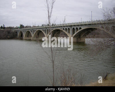 Le pont de l'Université enjambe la rivière Saskatchewan Sud à Saskatoon, au Canada. Achevé en 1929, il relie le campus de l'Université de la Saskatchewan au centre-ville, servant de voie de transport clé pour les véhicules et les piétons. Banque D'Images
