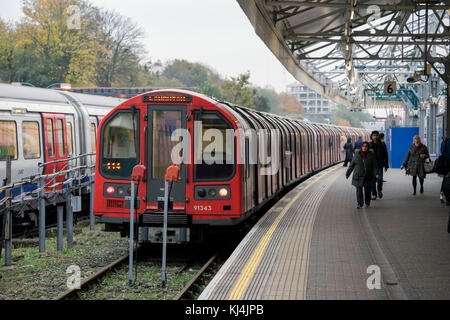 Ligne centrale de train à la station Ealing Broadway sur le réseau souterrain de Londres Banque D'Images