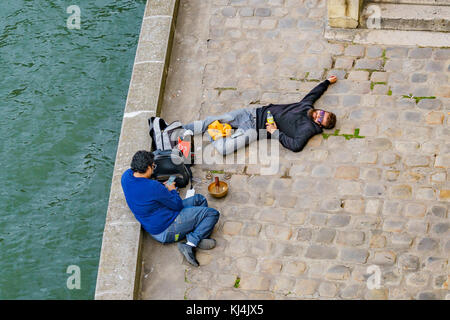 Deux hommes de détente près de la Seine, Paris, France Banque D'Images