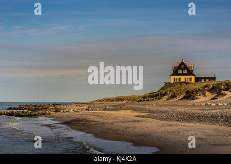 La plage à Skagen, Danemark danois traditionnel avec chambre à l'arrière-plan. Banque D'Images