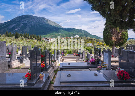 Cimetière de Gvozden Brijeg dans la ville de Celuga, banlieue de la ville côtière de Bar, dans le sud du Monténégro. Lisinj montagne sur fond Banque D'Images