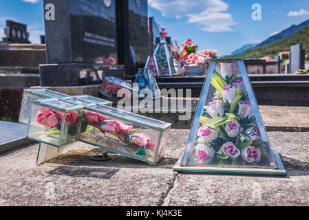 Décorations traditionnelles en sépulture au cimetière de Gvozden Brijeg, ville de Celuga, banlieue de la ville côtière de Bar, dans le sud du Monténégro Banque D'Images