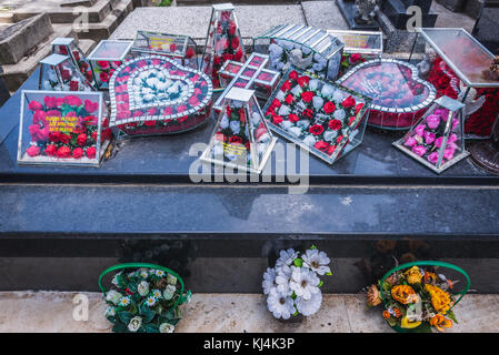 Décorations traditionnelles en sépulture au cimetière de Gvozden Brijeg, ville de Celuga, banlieue de la ville côtière de Bar, dans le sud du Monténégro Banque D'Images