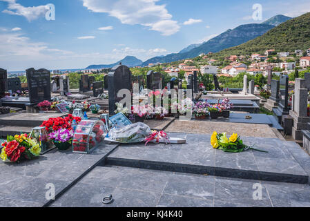 Cimetière de Gvozden Brijeg dans la ville de Celuga, banlieue de la ville côtière de Bar, dans le sud du Monténégro Banque D'Images