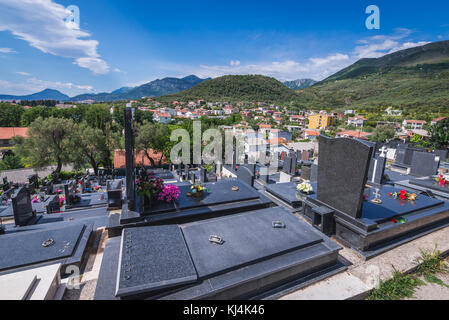 Cimetière de Gvozden Brijeg dans la ville de Celuga, banlieue de la ville côtière de Bar, dans le sud du Monténégro Banque D'Images