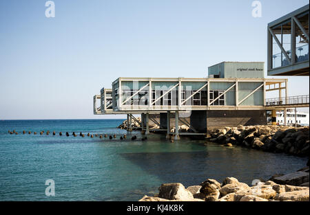 Un steak house restaurant concernant les postes qui pèsent sur l'eau dans le port de plaisance de Limassol, Chypre Banque D'Images