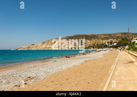 La baie de Pissouri beach avec les touristes se détendre dans une chaude journée ensoleillée, entre Limassol et Paphos, Chypre Banque D'Images