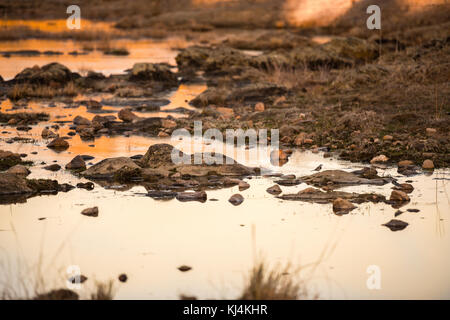 Les rochers et la tombée de reflet dans l'eau de rivière Guadiloba en Cáceres, Extremadura, Espagne. Banque D'Images