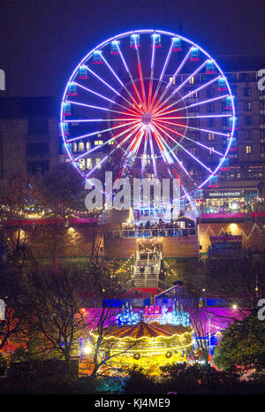 Noël d'Édimbourg ; la grande roue et autres divertissements dans les jardins de Princes Street, Edinburgh. Banque D'Images