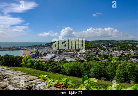 Vue aérienne de Douvres et le port du château en hauteur. été tourné sur un ciel bleu 24. Banque D'Images