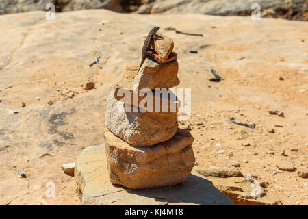 Sur les rochers de la salamandre dans les Needles District, Canyonlands Banque D'Images