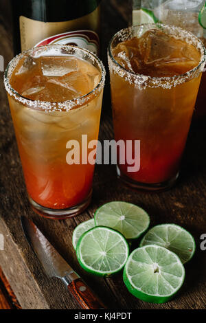 Deux verre de bière mexicaine avec mix michelada Banque D'Images