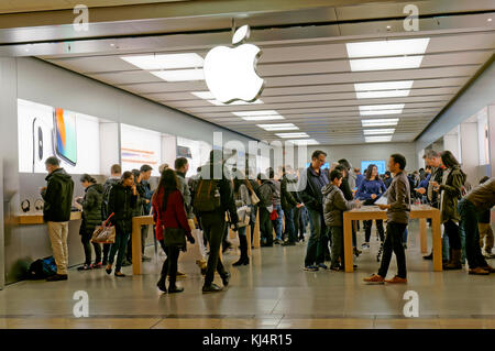 Les gens à la navigation produits électroniques dans l'Apple Store dans le centre du Pacifique Pacific Centre Mall, Vancouver, BC, Canada Banque D'Images