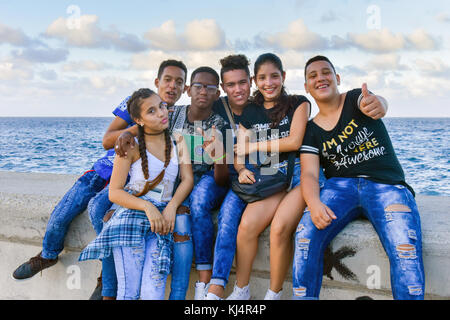 La jeunesse cubaine, La Havane Cuba Malecón Banque D'Images