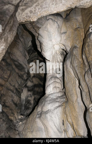 Colonne blanche dans la grotte Banque D'Images
