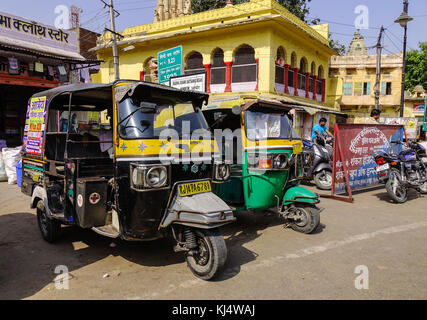 Jaipur, Inde - 1 nov, 2017. tuk tuk taxis attendant sur rue à Jaipur, Inde. Jaipur est la capitale et la plus grande ville de l'état indien du Rajas Banque D'Images