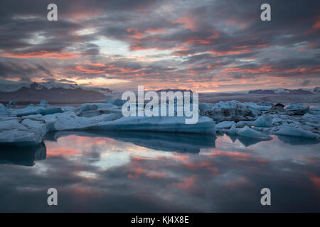 Lagune glaciaire sur la côte sud-est de l'Islande Banque D'Images