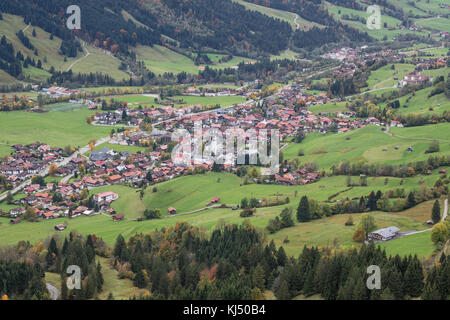 Vue en gros plan de Bad Hindelang vu depuis le col oberjoch Banque D'Images