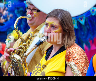 Musicien jouant du saxophone femelle et mâle musician playing le sousaphone dans le carnaval de l'Edinburgh Jazz and Blues Festival Banque D'Images