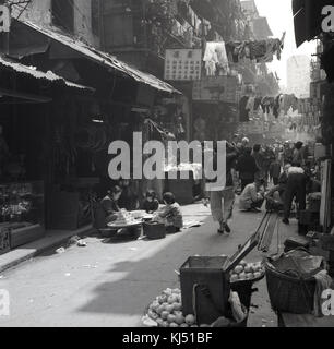 Années 1950, historiques, une photographie par J Allan paiement de cette époque montrant la vie dans les rues de Hong Kong, un poste occupé, agitée, de l'environnement urbain surpeuplé, où la population locale à la fois vécu et travaillé. Banque D'Images