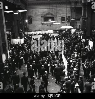 Années 1950, photo historique montrant l'activité sur le parquet de la Bourse de Londres, ville de London, England, UK avec les commerçants qui travaillent dans la grande salle. Banque D'Images