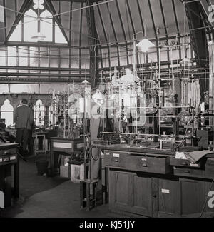 Années 1950, photo historique montrant les chercheurs travaillant dans le laboratoire de chimie inorganique à l'Université d'Oxford, une chambre avec un plafond haut construit dans le style gothique victorien. Banque D'Images