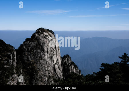 Gros bloc de granite avec des collines en arrière-plan sur la montagne Jaune en Chine Banque D'Images