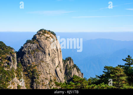 Gros bloc de granite avec des collines en arrière-plan sur la montagne Jaune en Chine Banque D'Images