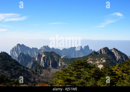 Vue de dessus sur la montagne jaune à la recherche sur la vallée avec ciel bleu et nuages blancs en Chine Banque D'Images